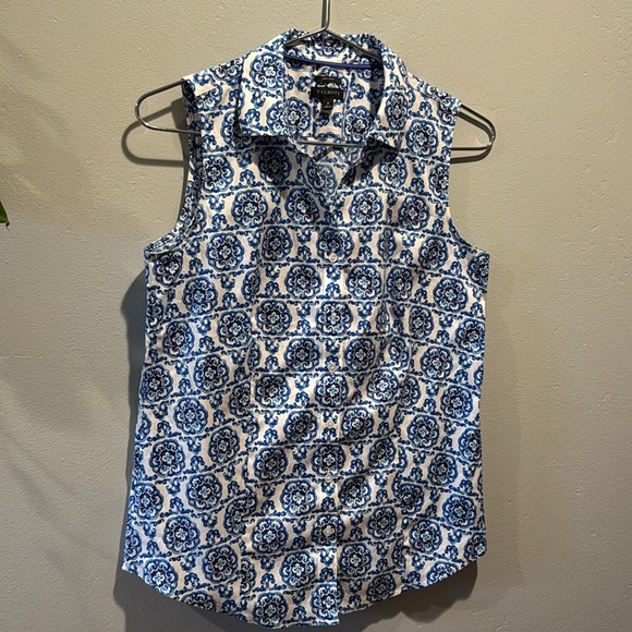 Talbots Perfect Shirt Scroll Medallion Sleeveless Non Iron Blue and White Top - Picture 7 of 12
